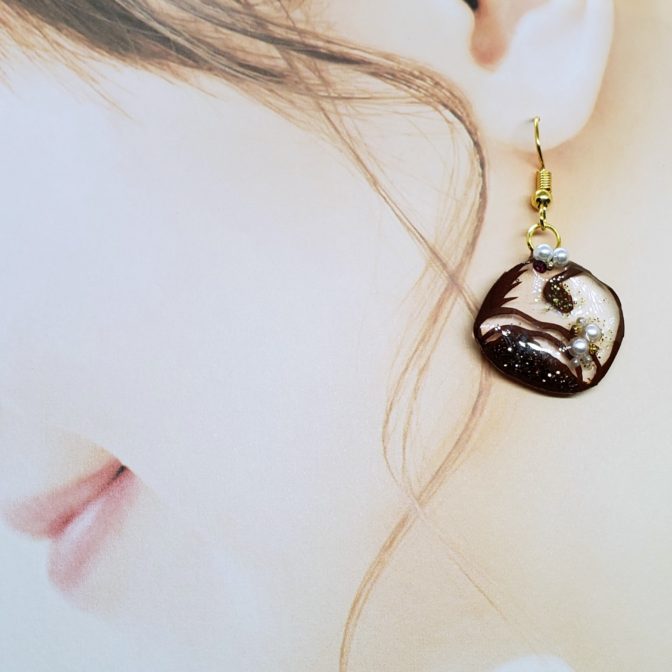 アンパンの切り絵イヤーアクセサリー着画