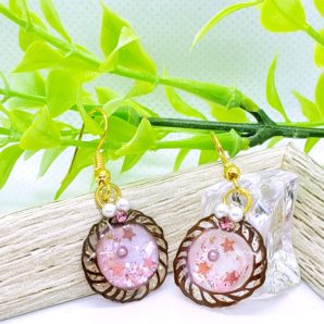 ピンクの宇宙デニッシュ切り絵ピアス/イヤリング