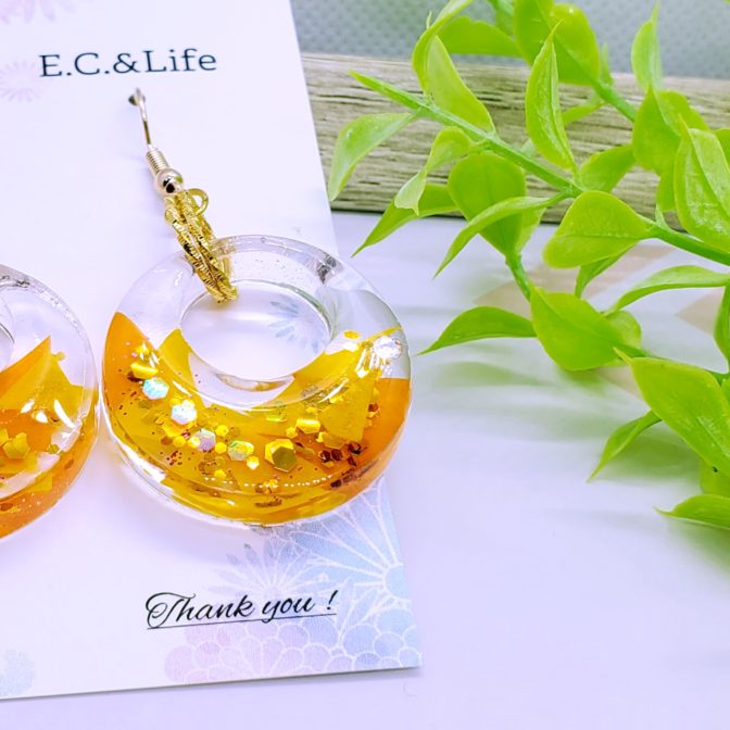 太陽の光を閉じ込めたイヤーアクセサリー