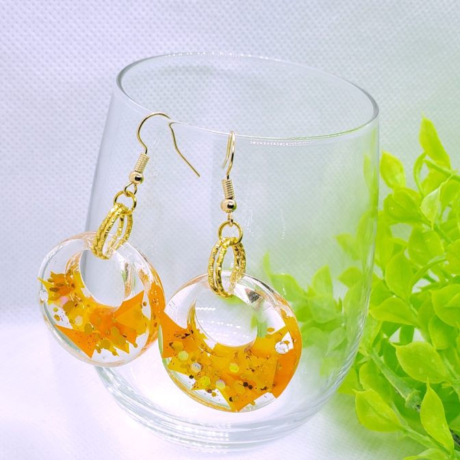 太陽の光を閉じ込めたイヤーアクセサリー