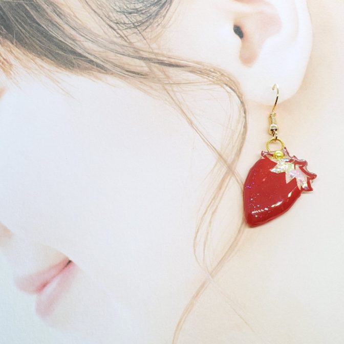 いちごの切り絵イヤーアクセサリー着画