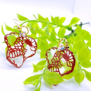 ラズベリーの切り絵ピアス/イヤリング