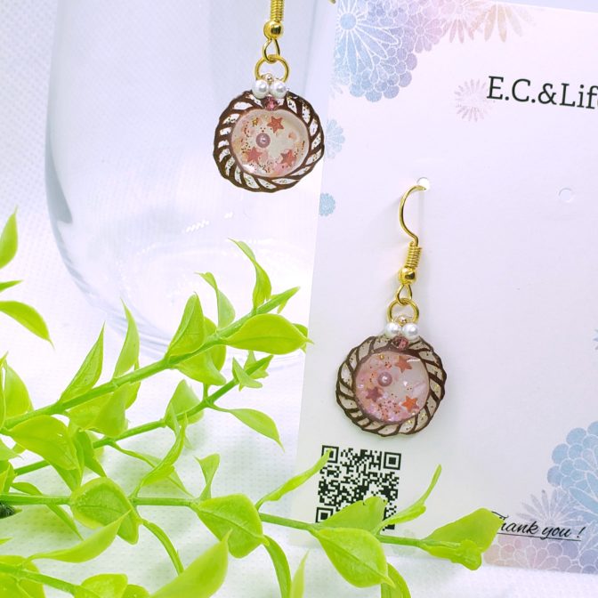 ピンクの宇宙デニッシュ切り絵イヤーアクセサリー