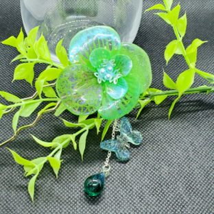 森と大空を見つめる聖母の花[かんざし]