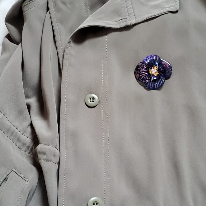 切り絵花ブローチ青