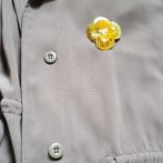切り絵花ブローチ黄
