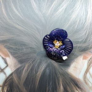 深く見つめる冷静の花[ヘアクリップ]