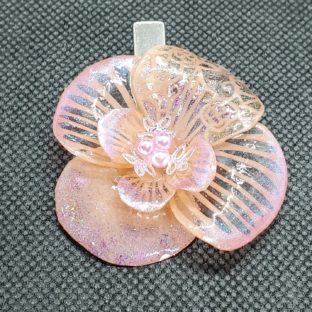 可憐に咲き誇る笑顔の花[ブローチ]