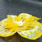 切り絵花ブローチ黄