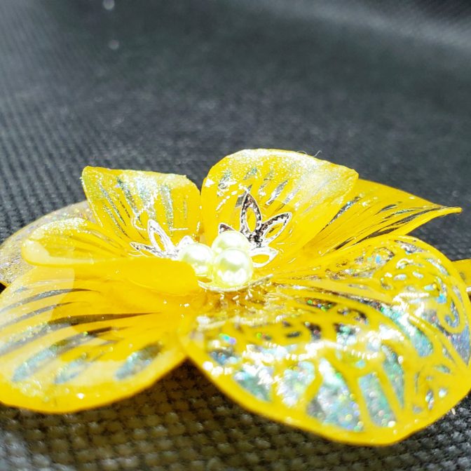 切り絵花ブローチ黄