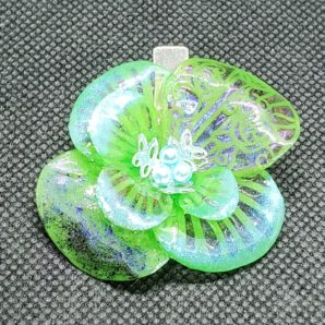 森と大空を見つめる聖母の花[ブローチ]