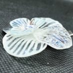 切り絵花ブローチ白