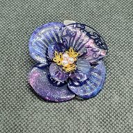 深く見つめる冷静の花[ブローチ]