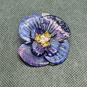 深く見つめる冷静の花[ブローチ]