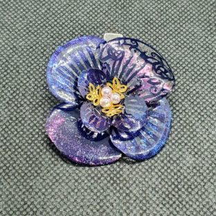 深く見つめる冷静の花[ブローチ]