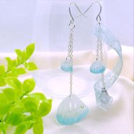 風に舞う花弁[白]