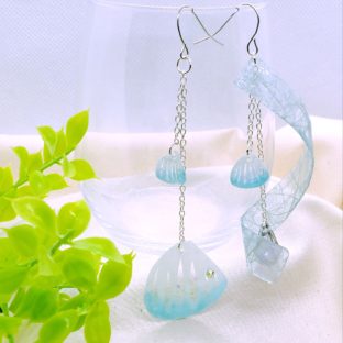 風に舞う花弁[白]