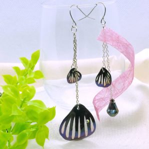 風に舞う花弁[黒]