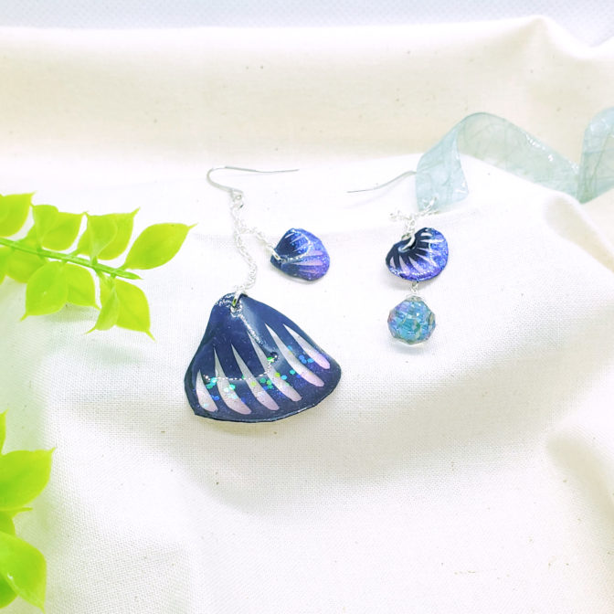 切り絵花弁群青