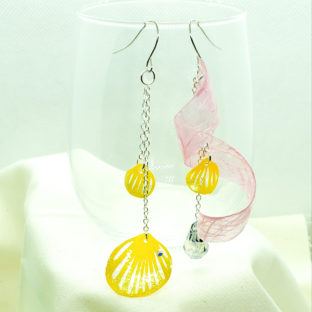 風に舞う花弁[黄]