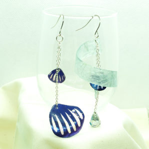 風に舞う花弁[群青]