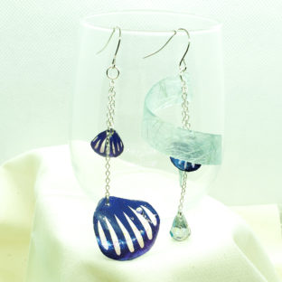 風に舞う花弁[群青]