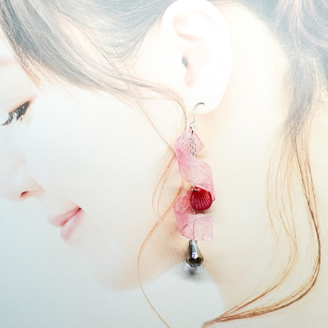 切り絵花弁薄赤着画