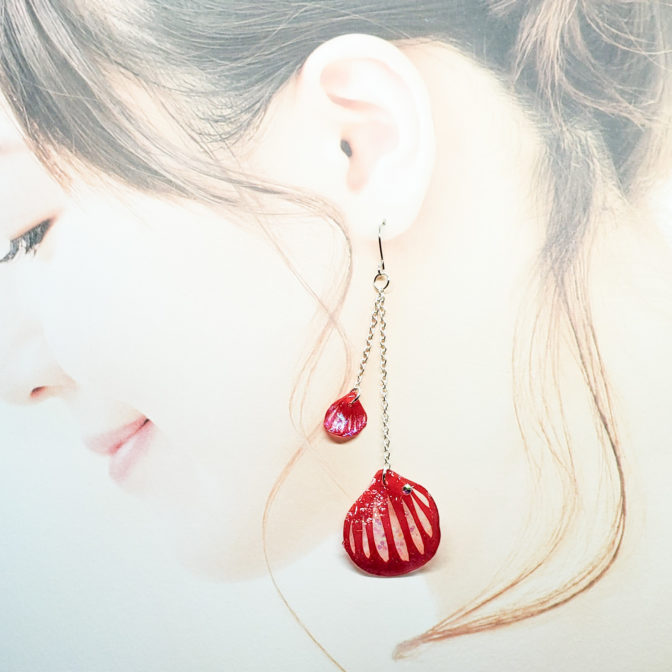 切り絵花弁薄赤着画