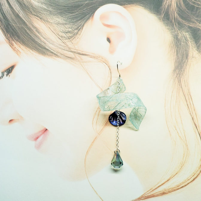 切り絵花弁群青着画