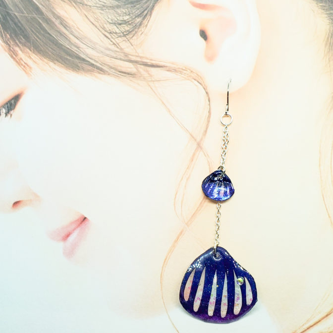 切り絵花弁群青着画