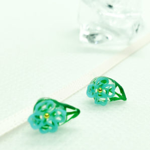 小さな一輪の切り絵花ピアス[樹脂]