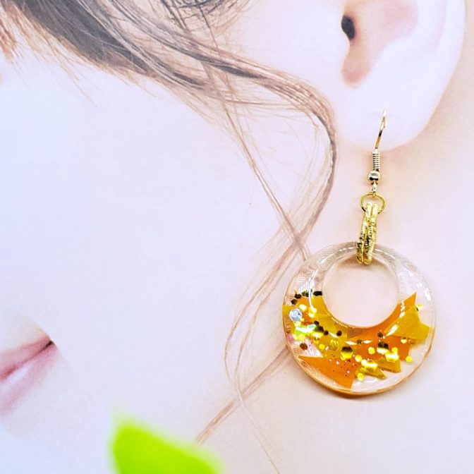 太陽の光を閉じ込めたイヤーアクセサリー着画