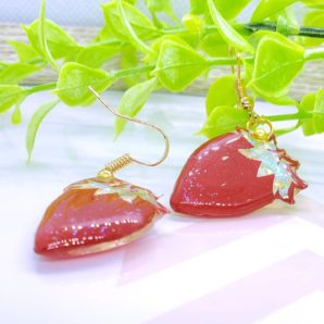 恋する真っ赤ないちごの切り絵ピアス/イヤリング