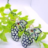 葉っぱが煌めく葡萄の切り絵ピアス/イヤリング