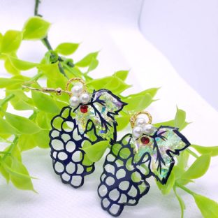 葉っぱが煌めく葡萄の切り絵ピアス/イヤリング