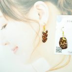 アップルパイとエピの切り絵イヤーアクセサリー着画