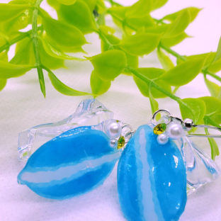 青色マカロンの切り絵ピアス/イヤリング