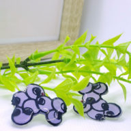 ブルーベリーのシンプルな切り絵【樹脂ポストピアス】