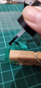 コーティング用の筆を使っているところ