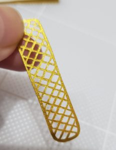 格子模様の切り絵