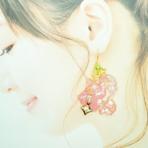 桜とうさぎの春色切り絵ピアス/イヤリング着画