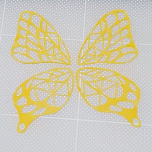 黄色いシンプルな斜線模様の蝶々切り絵