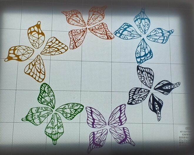 カラフル切り絵蝶々トレース台オン