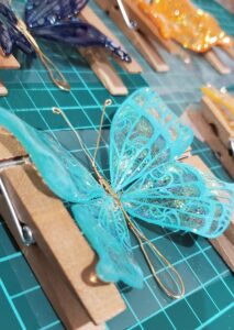 蝶々切り絵かんざし接着中