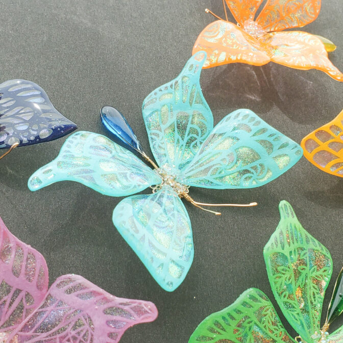 蝶々切り絵空色背景黒