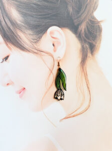 黒チューリップ切り絵着画