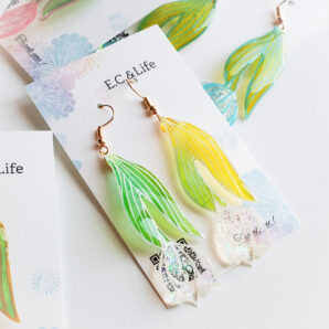 [白]チューリップの切り絵ピアス/イヤリング