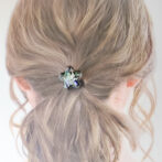 モノクロフラワーのヘアゴム着画