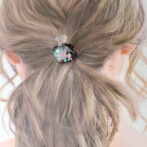 モノクロ桜香水瓶のヘアゴム着画