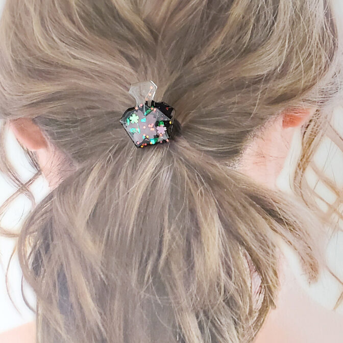 モノクロ桜香水瓶のヘアゴム着画